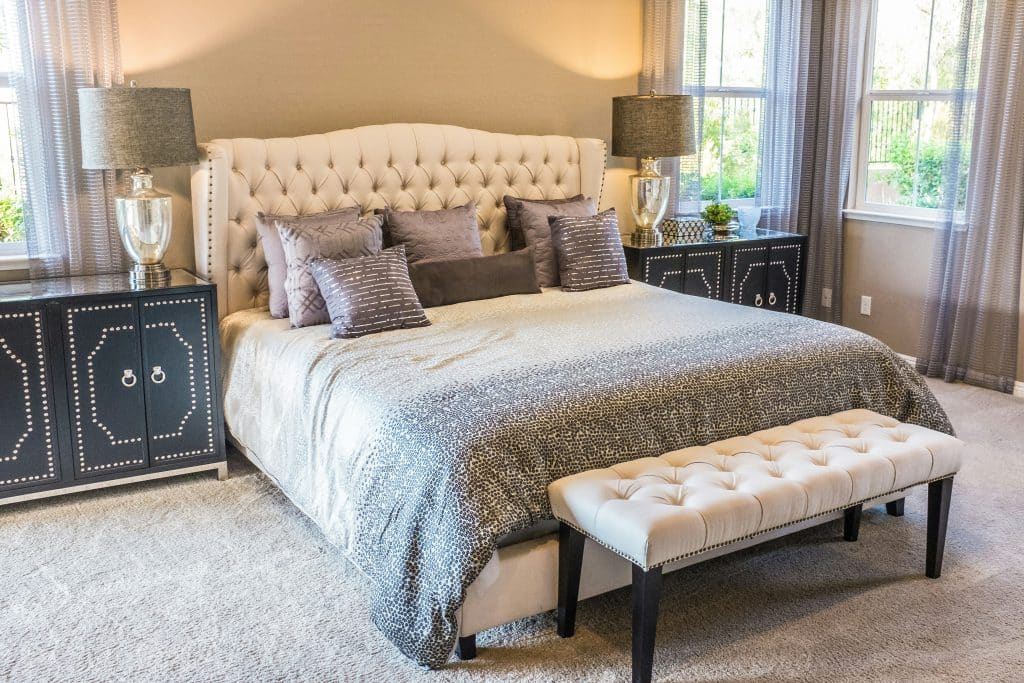 2. ตกแต่งด้วยเตียงแบบเดย์เบด (DAYBED)